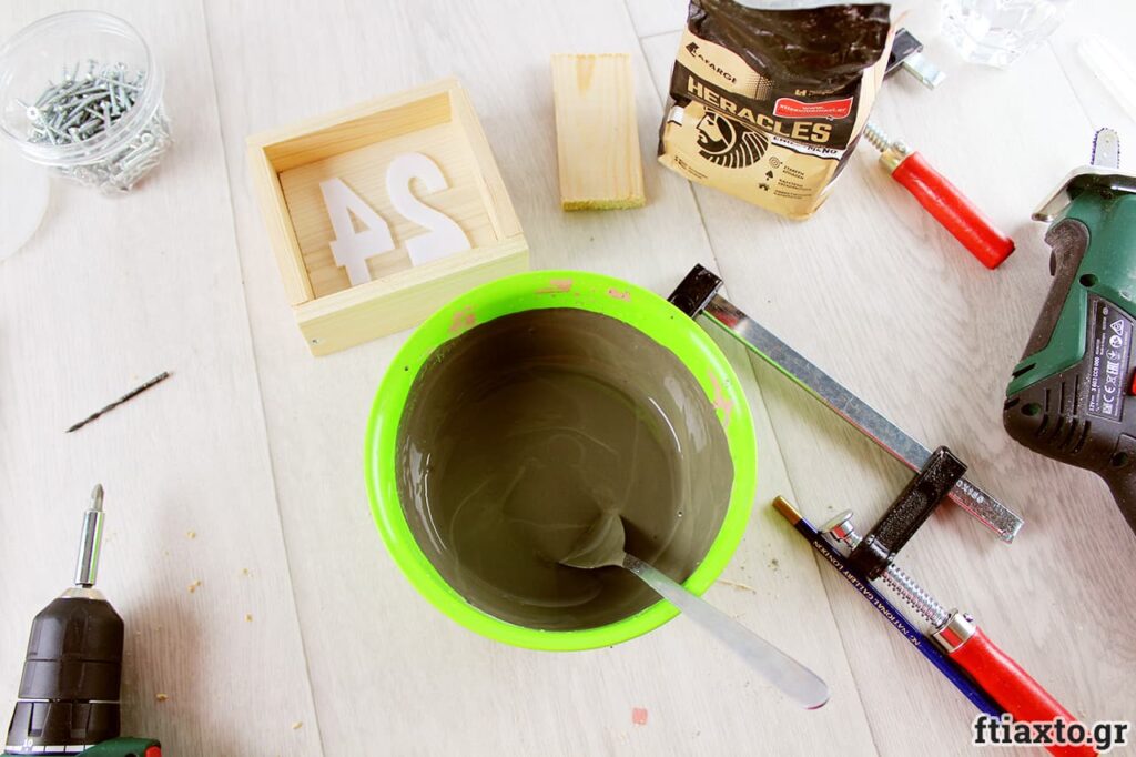 DIY: Αριθμός σπιτιού με τσιμέντο και ρητίνη (υγρό γυαλί)